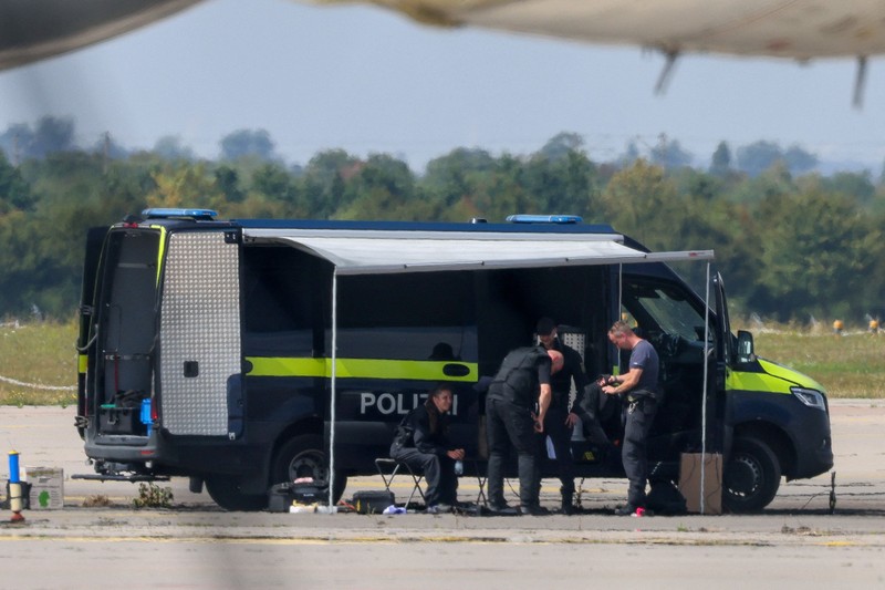 Pesawat-pesawat kargo DHL terparkir di Bandara Leipzig/Halle, Schkeuditz, Jerman, Rabu (5/8/2026), setelah polisi mengerahkan ahli bahan peledak untuk memeriksa sebuah pesawat nirawak (drone) yang ditemukan di dekat landasan pacu. Pemeriksaan dilakukan menyusul insiden sebuah pesawat kargo DHL yang menabrak objek tak dikenal sesaat setelah lepas landas pada malam sebelumnya hingga terpaksa melakukan pendaratan tak terjadwal di Hanover, menurut sumber yang mengetahui insiden tersebut. (REUTERS/Axel Schmidt)