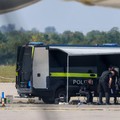 Petugas kepolisian bekerja di dekat pesawat kargo Antonov di Bandara Leipzig/Halle, Schkeuditz, Jerman, Rabu (5/8/2026), setelah sebuah pesawat nirawak (drone) ditemukan di sekitar pesawat tersebut. Polisi menyatakan ahli bahan peledak telah memeriks
