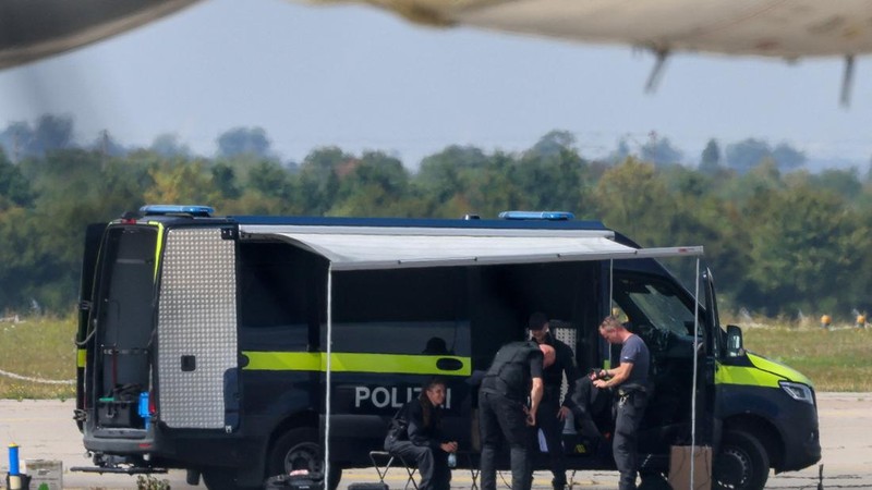 Petugas kepolisian bekerja di dekat pesawat kargo Antonov di Bandara Leipzig/Halle, Schkeuditz, Jerman, Rabu (5/8/2026), setelah sebuah pesawat nirawak (drone) ditemukan di sekitar pesawat tersebut. Polisi menyatakan ahli bahan peledak telah memeriksa drone yang berada di dekat landasan pacu. Pemeriksaan dilakukan menyusul insiden sebuah pesawat kargo DHL yang menabrak objek tak dikenal sesaat setelah lepas landas pada malam sebelumnya hingga terpaksa melakukan pendaratan tak terjadwal di Hanover, menurut sumber yang mengetahui peristiwa tersebut.
