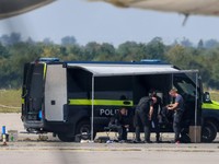 Petugas kepolisian bekerja di dekat pesawat kargo Antonov di Bandara Leipzig/Halle, Schkeuditz, Jerman, Rabu (5/8/2026), setelah sebuah pesawat nirawak (drone) ditemukan di sekitar pesawat tersebut. Polisi menyatakan ahli bahan peledak telah memeriks