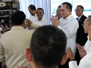 Prabowo Coba Air Minum yang Diolah BRIN dari Air Laut