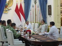 Presiden Prabowo Subianto menerima Panglima TNI Jenderal TNI Agus Subiyanto, Wakil Panglima TNI Letnan Jenderal TNI Tandyo Budi Revita, Kepala Staf Angkatan Darat Jenderal TNI Maruli Simanjuntak, Kepala Staf Angkatan Laut Laksamana TNI Muhammad Ali,