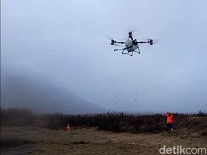 Kebakaran Gunung Bromo Belum Padam, Drone Water Spray dan Heli Dikerahkan