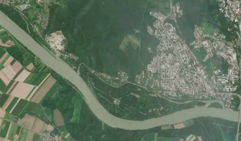 Sebuah citra satelit memperlihatkan penurunan permukaan air di sepanjang gosong pasir Sungai Donau, dekat Wina, Austria, pada 30 Juli 2026. (European Union/Copernicus Sentinel-2/Handout via REUTERS)