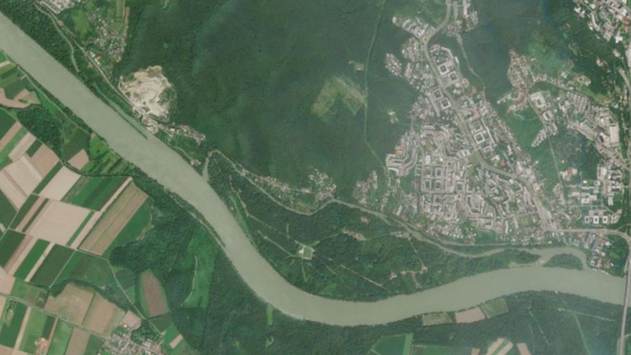 Sebuah citra satelit memperlihatkan ketinggian air di sepanjang beting pasir Sungai Donau, dekat Bratislava, Slowakia, pada 7 Agustus 2025.