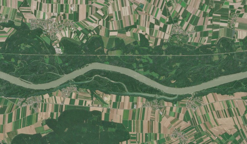 Sebuah citra satelit memperlihatkan penurunan permukaan air di sepanjang gosong pasir Sungai Donau, dekat Wina, Austria, pada 30 Juli 2026. (European Union/Copernicus Sentinel-2/Handout via REUTERS)