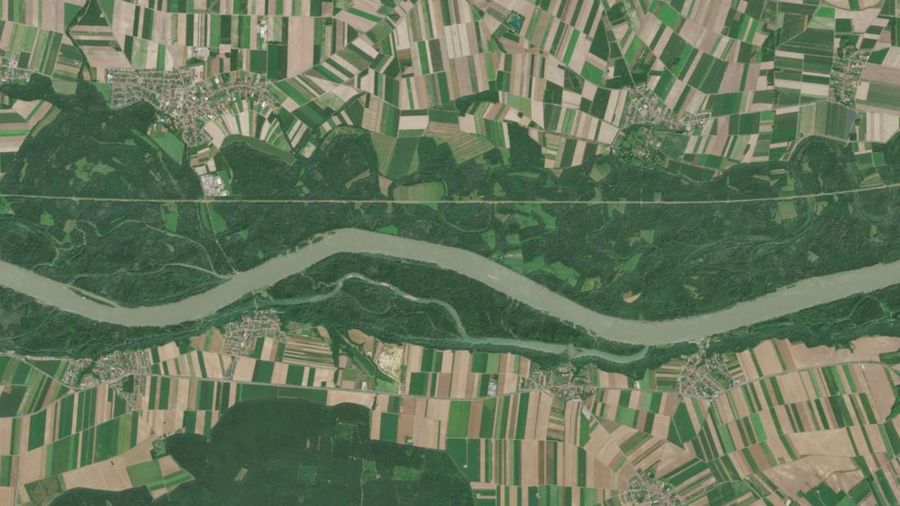 Sebuah citra satelit memperlihatkan ketinggian air di sepanjang beting pasir Sungai Donau, dekat Wina, Austria, pada 7 Agustus 2025.