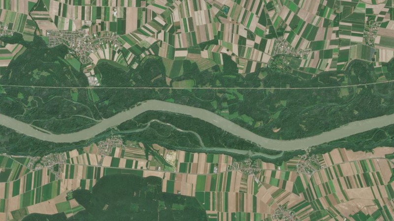 Sebuah citra satelit memperlihatkan ketinggian air di sepanjang beting pasir Sungai Donau, dekat Wina, Austria, pada 7 Agustus 2025.