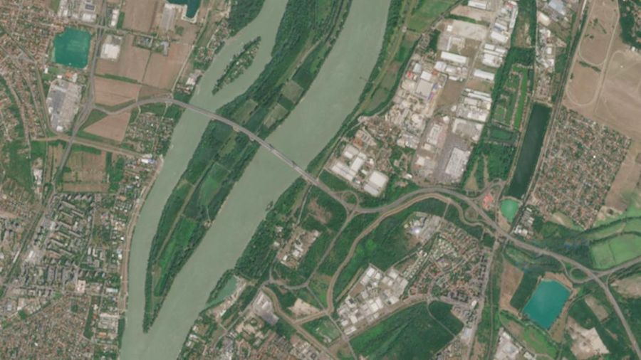 Sebuah citra satelit memperlihatkan ketinggian air di sepanjang beting pasir Sungai Donau di Budapest, Hungaria, pada 9 Agustus 2025.