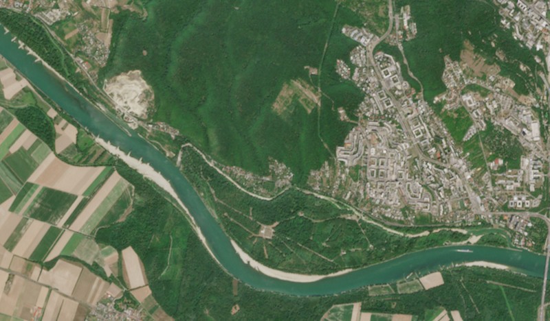 Sebuah citra satelit memperlihatkan penurunan permukaan air di sepanjang gosong pasir Sungai Donau, dekat Wina, Austria, pada 30 Juli 2026. (European Union/Copernicus Sentinel-2/Handout via REUTERS)