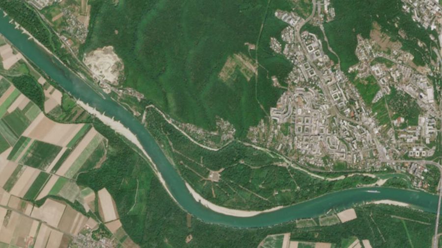 Sebuah citra satelit memperlihatkan penurunan permukaan air di sepanjang gosong pasir Sungai Donau, dekat Bratislava, Slovakia, pada 30 Juli 2026.