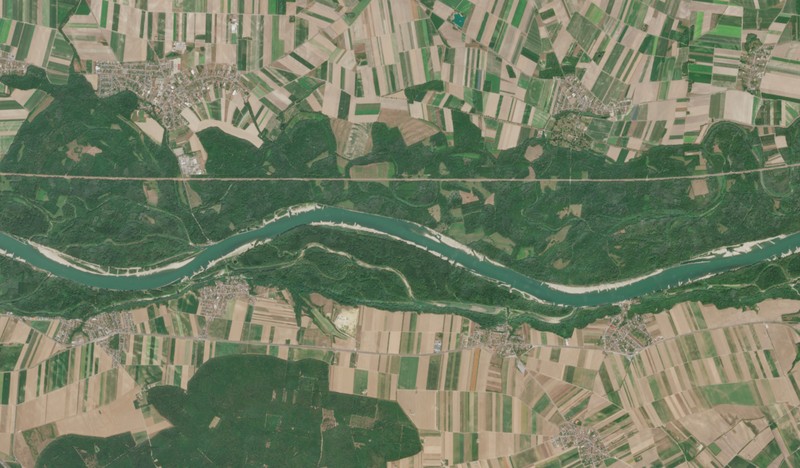 Sebuah citra satelit memperlihatkan penurunan permukaan air di sepanjang gosong pasir Sungai Donau, dekat Wina, Austria, pada 30 Juli 2026. (European Union/Copernicus Sentinel-2/Handout via REUTERS)
