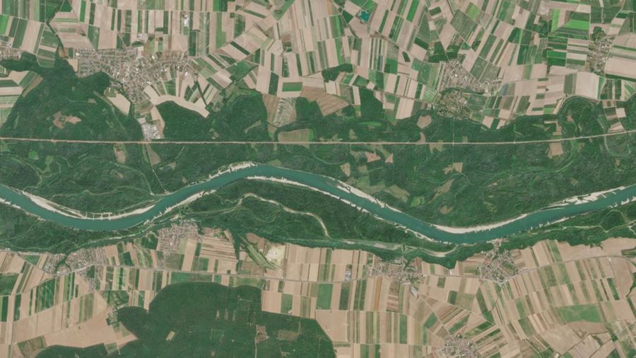Sebuah citra satelit memperlihatkan penurunan permukaan air di sepanjang gosong pasir Sungai Donau, dekat Wina, Austria, pada 30 Juli 2026. (European Union/Copernicus Sentinel-2/Handout via REUTERS)