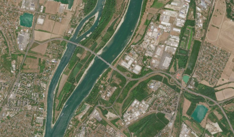 Sebuah citra satelit memperlihatkan penurunan permukaan air di sepanjang gosong pasir Sungai Donau, dekat Wina, Austria, pada 30 Juli 2026. (European Union/Copernicus Sentinel-2/Handout via REUTERS)