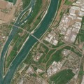Sebuah citra satelit memperlihatkan penurunan permukaan air di sepanjang gosong pasir Sungai Donau di Budapest, Hungaria, pada 1 Agustus 2026. (European Union/Copernicus Sentinel-2/Handout via REUTERS)