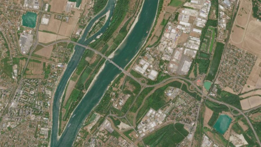 Sebuah citra satelit memperlihatkan penurunan permukaan air di sepanjang gosong pasir Sungai Donau di Budapest, Hungaria, pada 1 Agustus 2026. (European Union/Copernicus Sentinel-2/Handout via REUTERS)