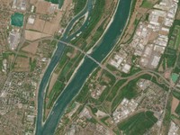 Sebuah citra satelit memperlihatkan penurunan permukaan air di sepanjang gosong pasir Sungai Donau di Budapest, Hungaria, pada 1 Agustus 2026. (European Union/Copernicus Sentinel-2/Handout via REUTERS)