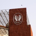 Seekor burung terbang melintasi logo Life Insurance Corporation of India (LIC) di salah satu kantornya di New Delhi, India, pada 30 April 2022. (Photo by Mayank Makhija/NurPhoto/File Foto)