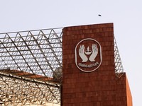 Seekor burung terbang melintasi logo Life Insurance Corporation of India (LIC) di salah satu kantornya di New Delhi, India, pada 30 April 2022. (Photo by Mayank Makhija/NurPhoto/File Foto)