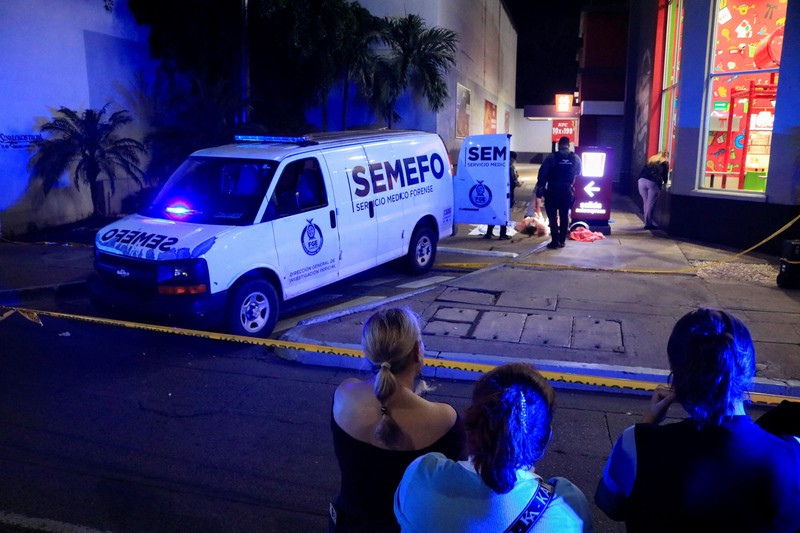 Teknisi forensik dan petugas kepolisian bekerja di tempat kejadian perkara tempat influencer media sosial asal Meksiko, Cesar Gastelum&mdash;yang dikenal karena video-video komedinya dan memiliki hampir 600.000 pengikut di TikTok&mdash;ditembak hingga tewas saat sedang melakukan siaran langsung bersama teman-temannya di luar sebuah restoran cepat saji di Culiacan, negara bagian Sinaloa, Meksiko, pada 4 Agustus 2026. (REUTERS/Jesus Bustamante)