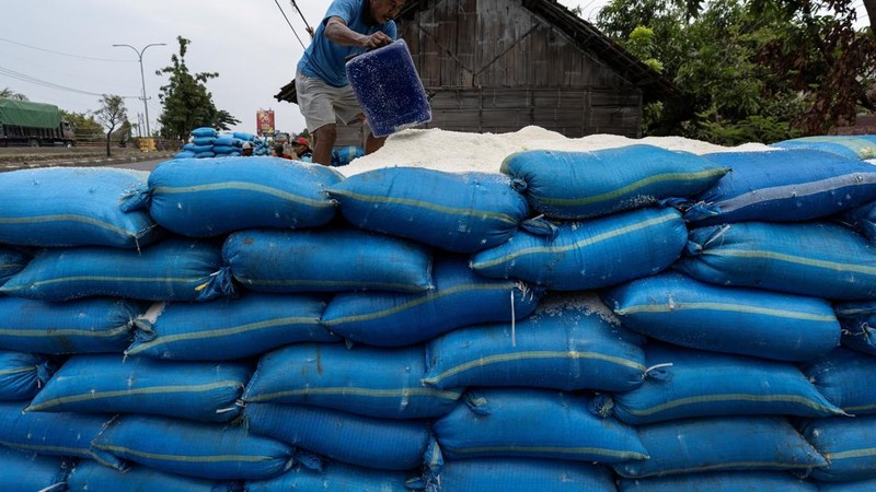 Seorang pekerja menyiapkan garam di sebuah gudang di Desa Pengarengan, Cirebon, Provinsi Jawa Barat, Indonesia, pada 31 Juli 2026.