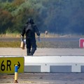 Seorang petugas polisi yang mengenakan pakaian pelindung berjalan di samping robot penjinak bahan peledak (EOD) di Bandara Leipzig/Halle di Schkeuditz, Jerman, pada 5 Agustus 2026. Langkah ini diambil setelah polisi menyatakan bahwa ahli bahan peleda