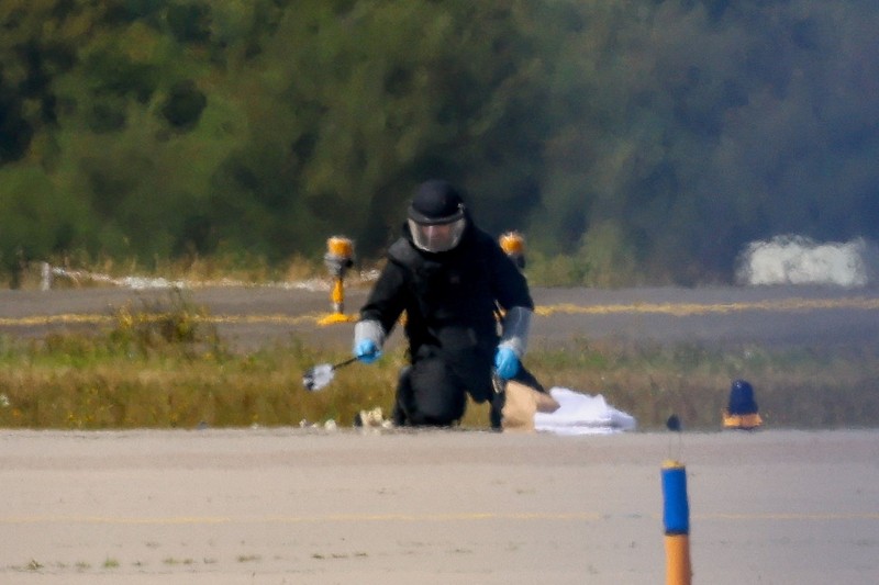 Pesawat-pesawat kargo DHL terparkir di Bandara Leipzig/Halle, Schkeuditz, Jerman, Rabu (5/8/2026), setelah polisi mengerahkan ahli bahan peledak untuk memeriksa sebuah pesawat nirawak (drone) yang ditemukan di dekat landasan pacu. Pemeriksaan dilakukan menyusul insiden sebuah pesawat kargo DHL yang menabrak objek tak dikenal sesaat setelah lepas landas pada malam sebelumnya hingga terpaksa melakukan pendaratan tak terjadwal di Hanover, menurut sumber yang mengetahui insiden tersebut. (REUTERS/Axel Schmidt)