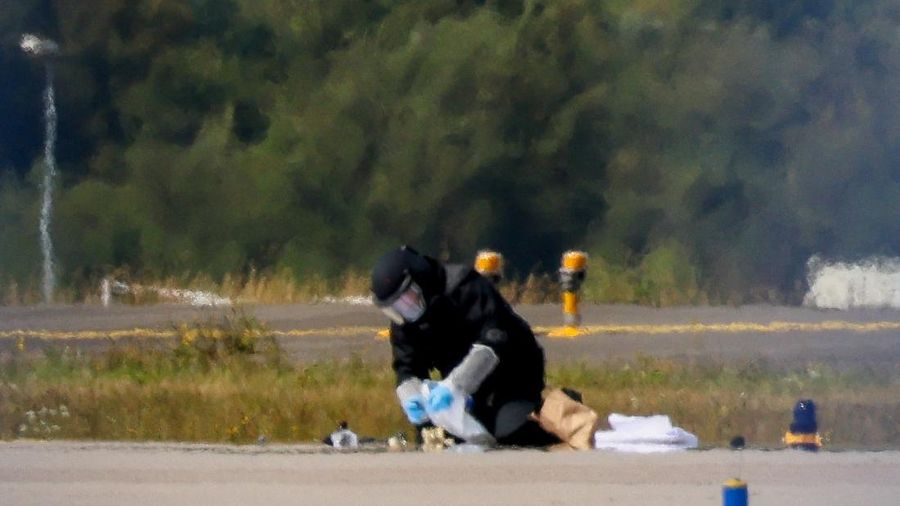 Seorang petugas polisi yang mengenakan pakaian pelindung sedang bertugas di Bandara Leipzig/Halle di Schkeuditz, Jerman, pada 5 Agustus 2026. Hal ini terjadi setelah polisi menyatakan bahwa tim ahli bahan peledak memeriksa sebuah pesawat nirawak (drone) di dekat landasan pacu, serta menyusul insiden di mana sebuah pesawat kargo DHL menabrak objek tak dikenal saat sedang menanjak meninggalkan bandara pada malam sebelumnya, yang memicu pendaratan tak terjadwal di Hanover, menurut sumber yang mengetahui peristiwa tersebut.