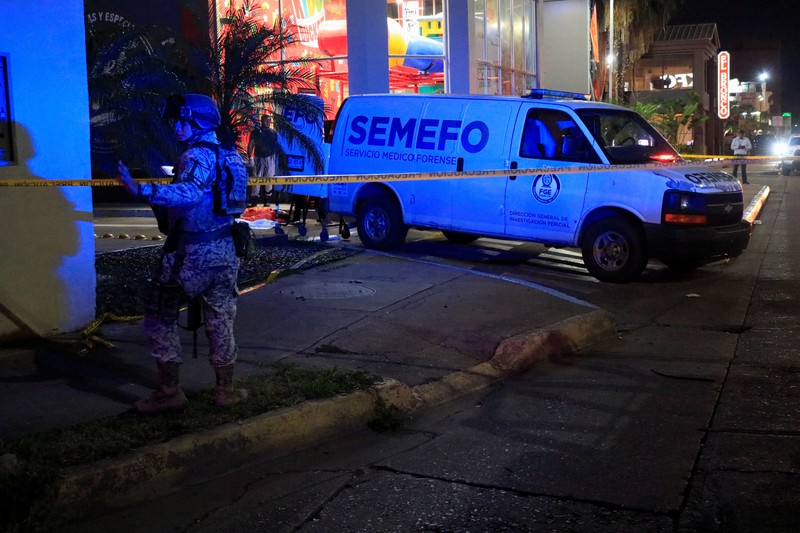 Teknisi forensik dan petugas kepolisian bekerja di tempat kejadian perkara tempat influencer media sosial asal Meksiko, Cesar Gastelum&mdash;yang dikenal karena video-video komedinya dan memiliki hampir 600.000 pengikut di TikTok&mdash;ditembak hingga tewas saat sedang melakukan siaran langsung bersama teman-temannya di luar sebuah restoran cepat saji di Culiacan, negara bagian Sinaloa, Meksiko, pada 4 Agustus 2026. (REUTERS/Jesus Bustamante)