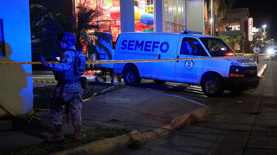 Seorang tentara berjaga saat teknisi forensik dan petugas kepolisian bekerja di tempat kejadian perkara, lokasi di mana Cesar Gastelum—seorang influencer media sosial asal Meksiko yang dikenal karena video-video komedinya dan memiliki hampir 600.000 pengikut di TikTok—ditembak hingga tewas saat sedang melakukan siaran langsung bersama teman-temannya di luar sebuah restoran cepat saji di Culiacan, negara bagian Sinaloa, Meksiko, pada 4 Agustus 2026.