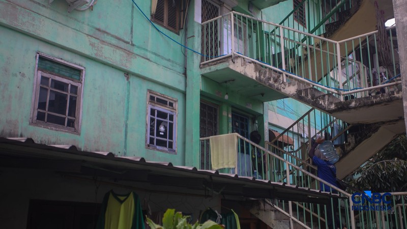 Suasana aktivitas warga di kawasan Rumah Susun (Rusun) Klender, Jakarta, Kamis (6/8/2026). Pemerintah Provinsi DKI Jakarta berencana akan merevitalisasi Rusun Klender sebagai bagian dari upaya menyediakan hunian yang lebih layak. (CNBC Indonesia/Faisal Rahman)
