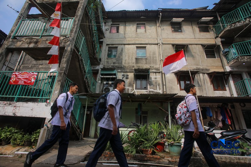 Suasana aktivitas warga di kawasan Rumah Susun (Rusun) Klender, Jakarta, Kamis (6/8/2026). Pemerintah Provinsi DKI Jakarta berencana akan merevitalisasi Rusun Klender sebagai bagian dari upaya menyediakan hunian yang lebih layak. (CNBC Indonesia/Faisal Rahman)