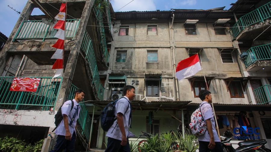 Suasana aktivitas warga di kawasan Rumah Susun (Rusun) Klender, Jakarta, Kamis (6/8/2026). Pemerintah Provinsi DKI Jakarta berencana akan merevitalisasi Rusun Klender sebagai bagian dari upaya menyediakan hunian yang lebih layak. (CNBC Indonesia/Fais