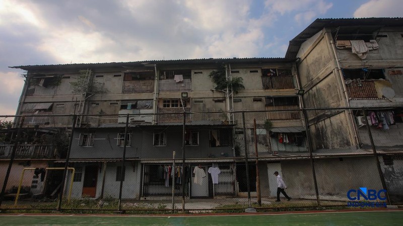 Suasana aktivitas warga di kawasan Rumah Susun (Rusun) Klender, Jakarta, Kamis (6/8/2026). Pemerintah Provinsi DKI Jakarta berencana akan merevitalisasi Rusun Klender sebagai bagian dari upaya menyediakan hunian yang lebih layak. (CNBC Indonesia/Fais