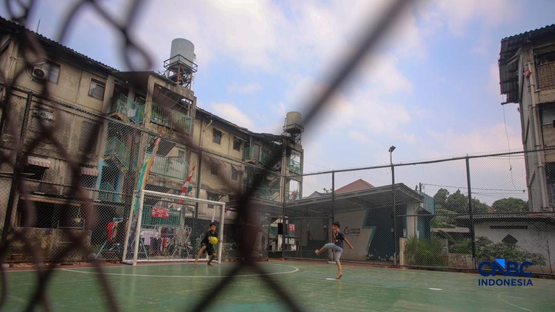 Suasana aktivitas warga di kawasan Rumah Susun (Rusun) Klender, Jakarta, Kamis (6/8/2026). Pemerintah Provinsi DKI Jakarta berencana akan merevitalisasi Rusun Klender sebagai bagian dari upaya menyediakan hunian yang lebih layak. (CNBC Indonesia/Fais