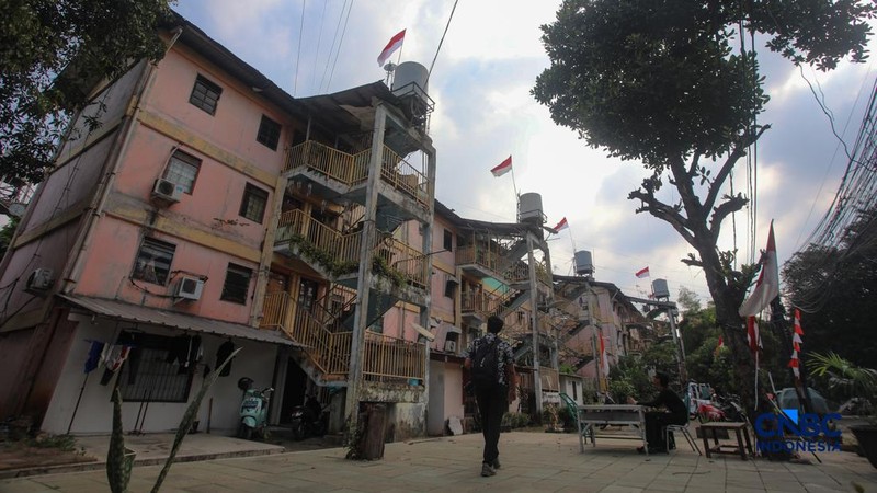 Suasana aktivitas warga di kawasan Rumah Susun (Rusun) Klender, Jakarta, Kamis (6/8/2026). Pemerintah Provinsi DKI Jakarta berencana akan merevitalisasi Rusun Klender sebagai bagian dari upaya menyediakan hunian yang lebih layak. (CNBC Indonesia/Fais