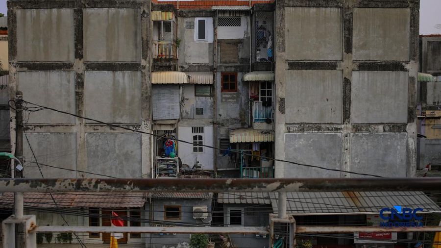 Suasana aktivitas warga di kawasan Rumah Susun (Rusun) Klender, Jakarta, Kamis (6/8/2026). Pemerintah Provinsi DKI Jakarta berencana akan merevitalisasi Rusun Klender sebagai bagian dari upaya menyediakan hunian yang lebih layak. (CNBC Indonesia/Fais
