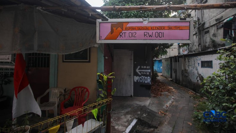 Suasana aktivitas warga di kawasan Rumah Susun (Rusun) Klender, Jakarta, Kamis (6/8/2026). Pemerintah Provinsi DKI Jakarta berencana akan merevitalisasi Rusun Klender sebagai bagian dari upaya menyediakan hunian yang lebih layak. (CNBC Indonesia/Fais
