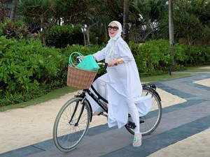 Gaya Mewah Syahrini Bersepeda di Bali, Sandal Jepit Rp 8 Jutaan Bikin Salfok