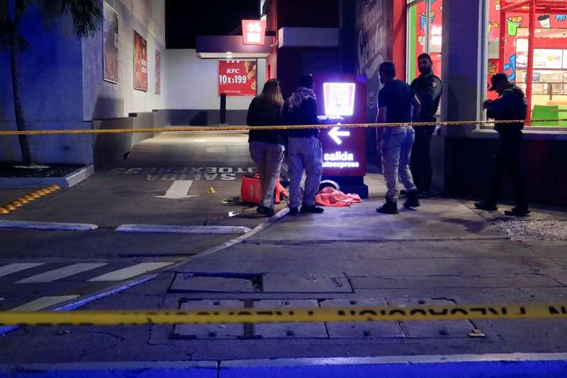 Teknisi forensik dan petugas kepolisian bekerja di tempat kejadian perkara tempat influencer media sosial asal Meksiko, Cesar Gastelum&mdash;yang dikenal karena video-video komedinya dan memiliki hampir 600.000 pengikut di TikTok&mdash;ditembak hingga tewas saat sedang melakukan siaran langsung bersama teman-temannya di luar sebuah restoran cepat saji di Culiacan, negara bagian Sinaloa, Meksiko, pada 4 Agustus 2026. (REUTERS/Jesus Bustamante)