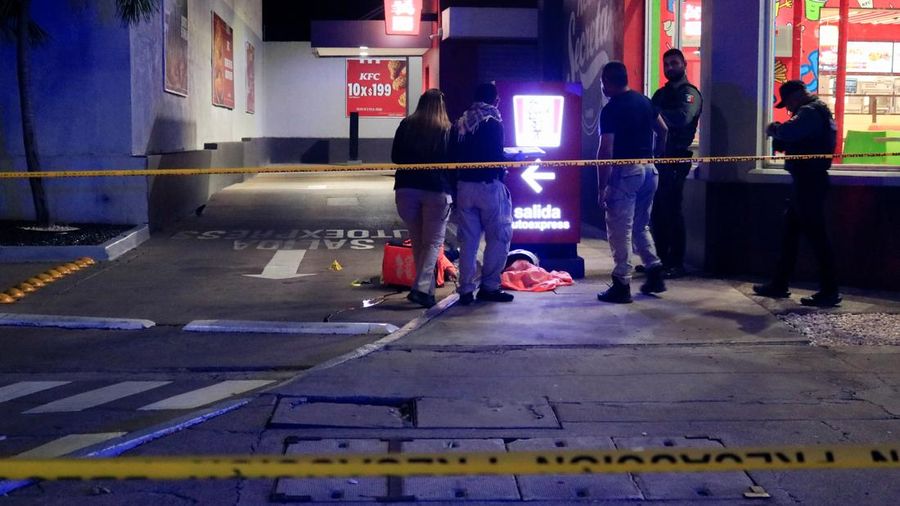 Teknisi forensik dan petugas kepolisian bekerja di tempat kejadian perkara tempat influencer media sosial asal Meksiko, Cesar Gastelum—yang dikenal karena video-video komedinya dan memiliki hampir 600.000 pengikut di TikTok—ditembak hingga tewas