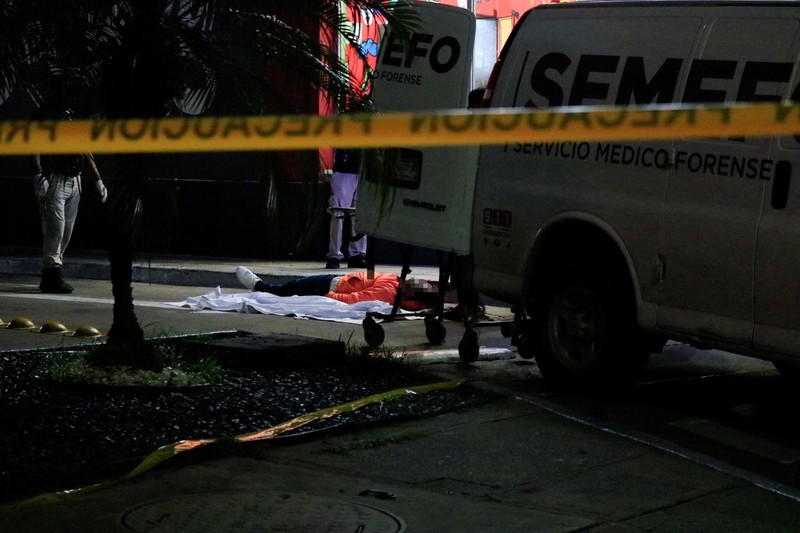 Teknisi forensik dan petugas kepolisian bekerja di tempat kejadian perkara tempat influencer media sosial asal Meksiko, Cesar Gastelum&mdash;yang dikenal karena video-video komedinya dan memiliki hampir 600.000 pengikut di TikTok&mdash;ditembak hingga tewas saat sedang melakukan siaran langsung bersama teman-temannya di luar sebuah restoran cepat saji di Culiacan, negara bagian Sinaloa, Meksiko, pada 4 Agustus 2026. (REUTERS/Jesus Bustamante)