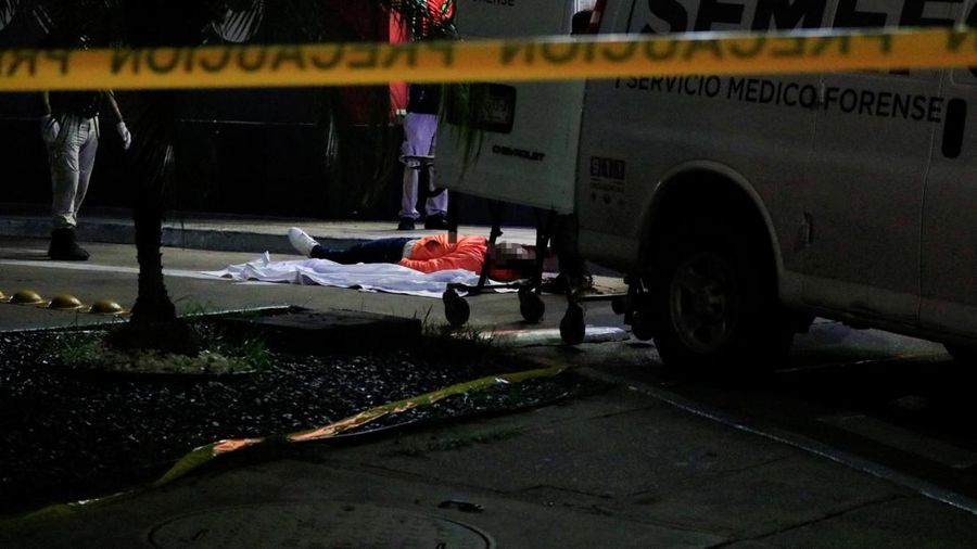 Teknisi forensik dan petugas kepolisian bekerja di tempat kejadian perkara tempat influencer media sosial asal Meksiko, Cesar Gastelum—yang dikenal karena video-video komedinya dan memiliki hampir 600.000 pengikut di TikTok—ditembak hingga tewas saat sedang melakukan siaran langsung bersama teman-temannya di luar sebuah restoran cepat saji di Culiacan, negara bagian Sinaloa, Meksiko, pada 4 Agustus 2026.