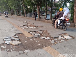 Parah! Trotoar di Jalan Alternatif Sentul Sering Dilewati Pemotor sampai Rusak