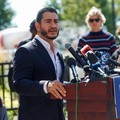 Abdul El-Sayed, pemenang pemilihan pendahuluan Partai Demokrat di Michigan, AS, berbicara dalam sebuah konferensi pers di Detroit, Michigan, AS, pada 5 Agustus 2026. (REUTERS/Rebecca Cook)