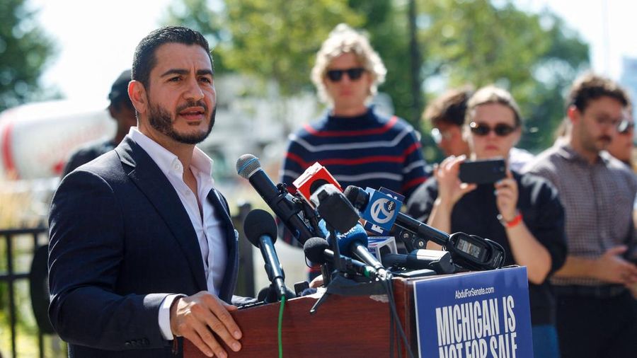 Abdul El-Sayed, pemenang pemilihan pendahuluan Partai Demokrat di Michigan, AS, berbicara dalam sebuah konferensi pers di Detroit, Michigan, AS, pada 5 Agustus 2026. (REUTERS/Rebecca Cook)