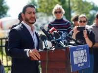 Abdul El-Sayed, pemenang pemilihan pendahuluan Partai Demokrat di Michigan, AS, berbicara dalam sebuah konferensi pers di Detroit, Michigan, AS, pada 5 Agustus 2026. (REUTERS/Rebecca Cook)
