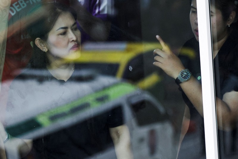 Seorang anggota polisi Thailand berjalan di area Sekolah Debsirin Nonthaburi setelah insiden penembakan di sekolah tersebut yang terletak di distrik Bang Kruai, Provinsi Nonthaburi, di pinggiran Bangkok, Thailand, pada 7 Agustus 2026. (REUTERS/Chalinee Thirasupa)