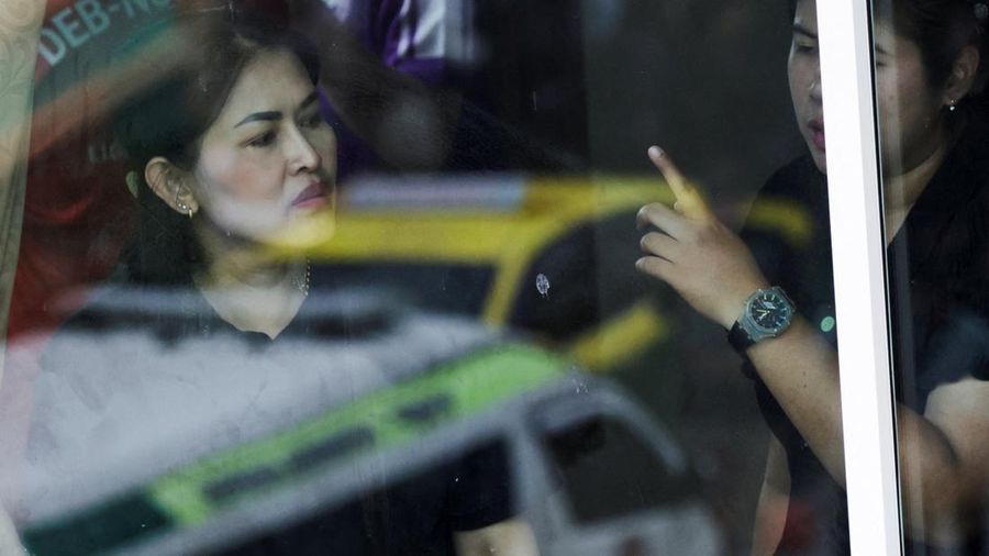 Bayangan ambulans terlihat pada pantulan kaca jendela saat para guru dari sekolah di dekatnya mengamati situasi di Sekolah Debsirin Nonthaburi—lokasi terjadinya insiden penembakan—di distrik Bang Kruai, Provinsi Nonthaburi, di pinggiran Bangkok, Thailand, pada 7 Agustus 2026.