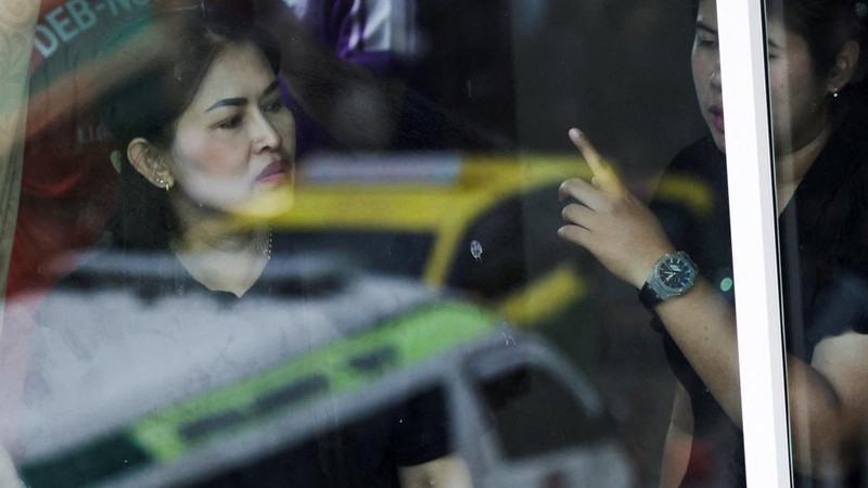 Bayangan ambulans terlihat pada pantulan kaca jendela saat para guru dari sekolah di dekatnya mengamati situasi di Sekolah Debsirin Nonthaburi—lokasi terjadinya insiden penembakan—di distrik Bang Kruai, Provinsi Nonthaburi, di pinggiran Bangkok, Thailand, pada 7 Agustus 2026.